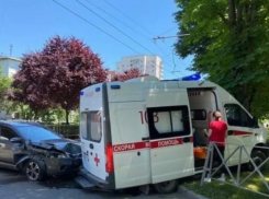 В Краснодаре произошла авария с участием иномарки и скорой