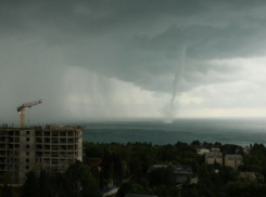  Отдыхающих на Кубани туристов предупредили о смерчах в Черном море 