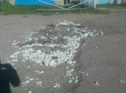  В поселке Таманском ямы на дорогах заделали строительным мусором 