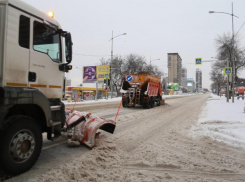 Работали всю ночь: в Краснодаре из-за снегопада 27 единиц спецтехники расчищали дороги