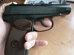 На Кубани пьяная девушка угрожала пневматикой продавцу