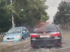 Краснодар накрыло залповым ливнем с градом: видео