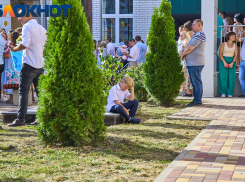 Автобус, на который выделили проездные, не пришел: в Краснодаре первоклашки опоздали на линейку