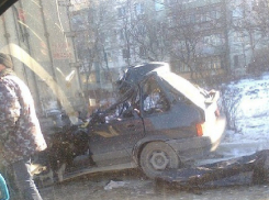 Жуткая авария в Новороссийске: ВАЗ расплющился, залетев под фуру