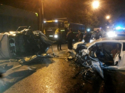   В Сочи спасатели извлекли из автомобиля тела погибших в аварии 