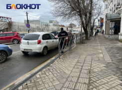 Контрактники с папками, студенты с отсрочками и потехи казаков: показываем краснодарские военкоматы после вручения повесток