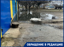 Фекальные реки хлынули к жилым домам на улице Филатова в Краснодаре 