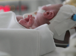 Пьяная женщина родила ребенка на улице и бросила его на дорогу под Краснодаром