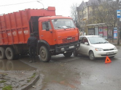 В Краснодаре мусоровоз протаранил легковушку