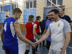 Мэр Краснодара сыграл со старшеклассниками в волейбол