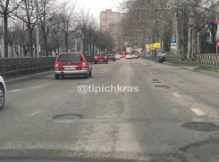 Растаявший асфальт после заснеженной зимы в Краснодаре сняли на видео