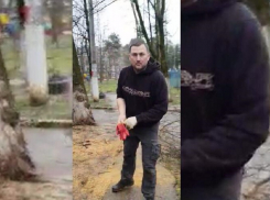 В Краснодаре рабочие побили старушку во время работ по благоустройству двора