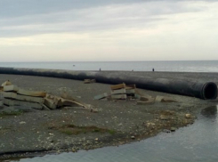 Несмотря на выделенные миллионы огромная труба в Сочи так и осталась лежать на пляже
