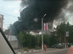  В Армавире вспыхнула гора из автопокрышек