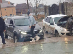 В Краснодаре дорога обвалилась под двумя машинами