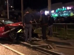 Красная иномарка снесла ограждение в Сочи и собрала толпы «зевак»
