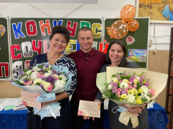 Депутат Андрей Анашкин наградил победителей конкурса «Спасибо, мама» в кубанской школе