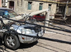 Рухнувший столб изуродовал авто в Краснодаре