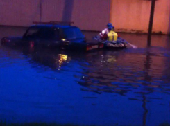 Ужасные последствия проливного дождя в Краснодаре: людей пришлось спасать на лодках