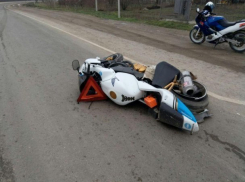  Пассажир мотоцикла упал на дорогу после ДТП в Крымском районе 