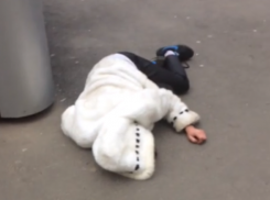 О деградации общества заговорили краснодарцы после видео с лежащей на асфальте девушкой