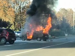 Горящий автомобиль в Краснодаре попал на видео