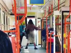 Неадекватная женщина в Краснодаре накинулась и избила кондуктора в трамвае 