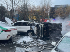В Краснодаре 5 автомобилей пострадали из-за ДТП с пожаром 