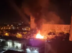 В Краснодаре ночью взорвалась машина и сгорел сарай