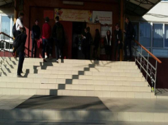 В краснодарской школе №93 не пускают опоздавших учеников