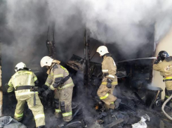 В Краснодаре загорелся автомагазин