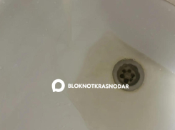 Вода цвета чая потекла из кранов жителей Московского микрорайона Краснодара 