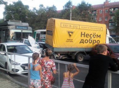  Водитель троллейбуса в Краснодаре потеряла сознание и «собрала» 10 машин 