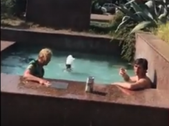  Это джакузи, - бездомные в Сочи искупались в фонтане у отделения полиции 