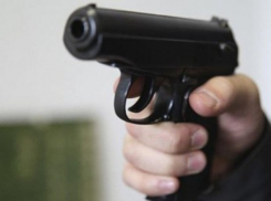  Мужчина с пистолетом в руках не позволил приставам арестовать свою машину на Кубани 