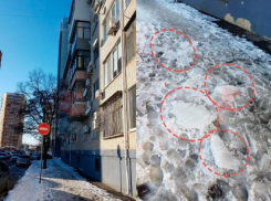 В Краснодаре глыбой льда чуть не убило женщину 