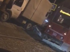 В Краснодаре трамвай снес автомобиль на припаркованный у обочины фургон