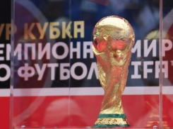 В Краснодар прибыл кубок чемпионата мира по футболу из чистого золота