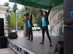 Краснодарские студенты вузов и колледжей провели утреннюю зарядку «Стань кинозвездой»