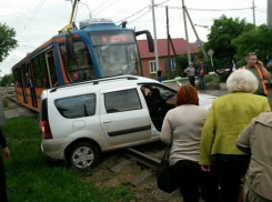 В Краснодаре трамвай протаранил легковушку 