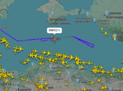 Большой британский самолёт ведёт разведку в Чёрном море