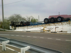 Под Краснодаром перевернулась фура при крутом повороте