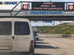 Сотни авто не могут проехать по Крымскому мосту 