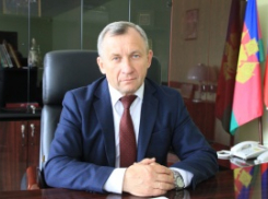 Глава района на Кубани незаконно выдал родственнице разрешение на строительство дома