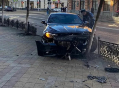 В центре Краснодара парень на BMW снес ограждение и едва не наехал на прапорщика