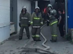 Крупный пожар на рынке в Новокубанске сняли на видео