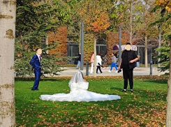 Молодожёны нарушают запрет и топчут газон в парке Галицкого