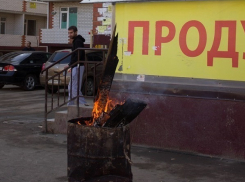 В Краснодаре жители десяти многоэтажек, оставшись без тепла, жгут бочки