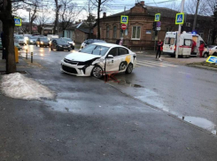 В Краснодаре столкнулись два такси
