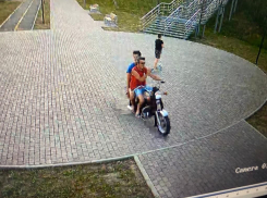 На скорости вылетел на тротуар: в Краснодарском крае полицейские ищут сбившего подростка мотоциклиста